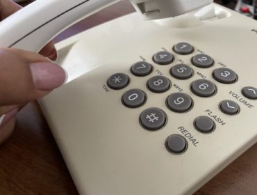 Мошенники массово атакуют россиян через стационарные телефоны