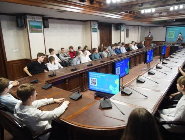Кемеровским школьникам рассказали о бизнес-технологиях в интернете на открытом «Уроке цифры»
