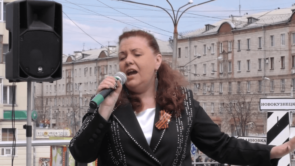 Солдатская каша и концерт: на вокзале Новокузнецка прошла акция «Победному маю посвящается»