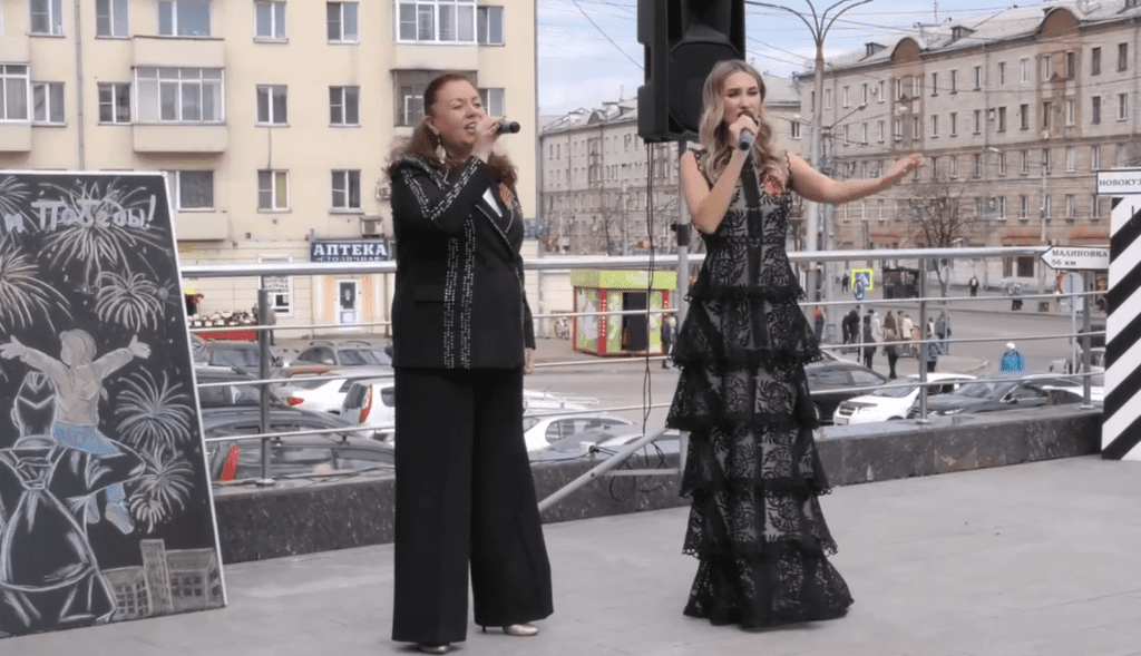 Солдатская каша и концерт: на вокзале Новокузнецка прошла акция «Победному маю посвящается»
