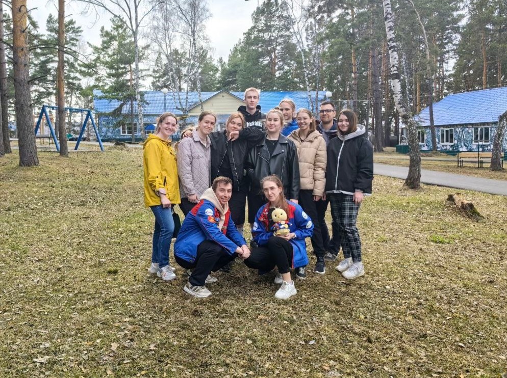 Бойцы Российских студенческих отрядов  провели субботник в лагере «Космос» для поддержания чистоты перед приездом детей