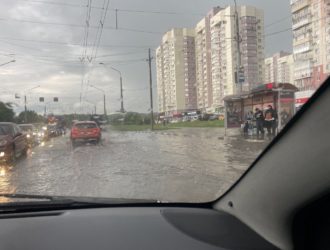 Километровые пробки и потоп: на Новокузнецк снова обрушилась стихия