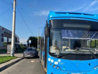 В новокузнецком автобусе женщине на голову упал металлический предмет