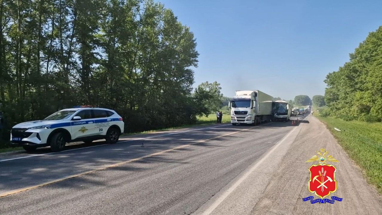 В Топкинском округе автобус врезался в грузовик