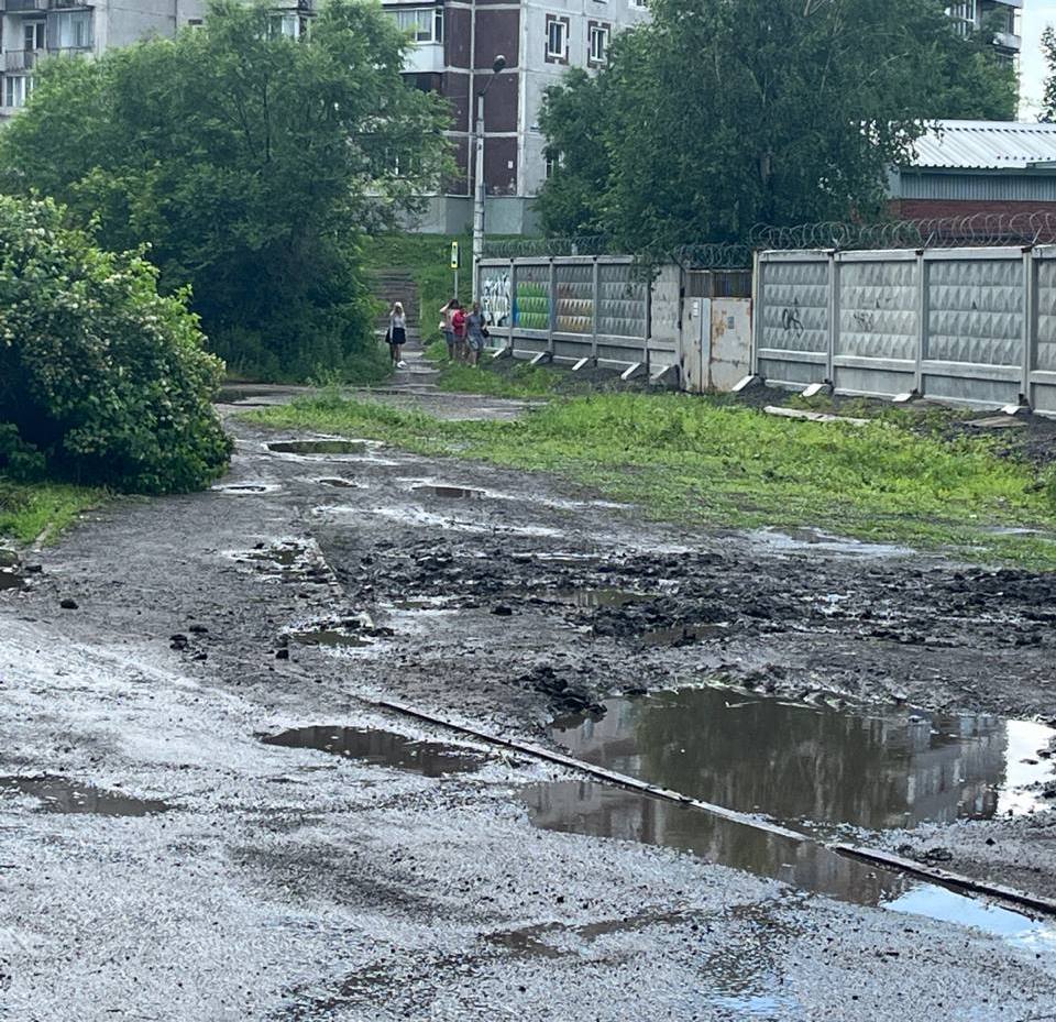 «Вечные катакомбы и убитый тротуар»: новокузнечан возмущает неблагоустроенность в центре города