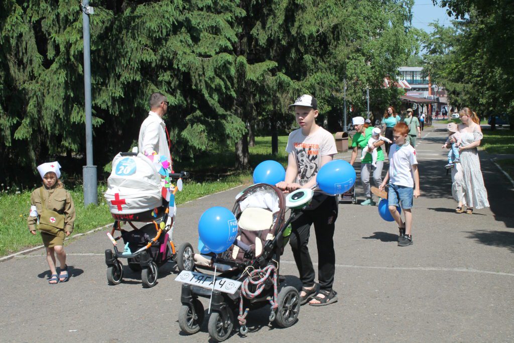 В Кемерове прошел праздничный парад колясок (фоторепортаж)