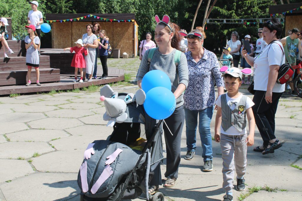 В Кемерове прошел праздничный парад колясок (фоторепортаж)