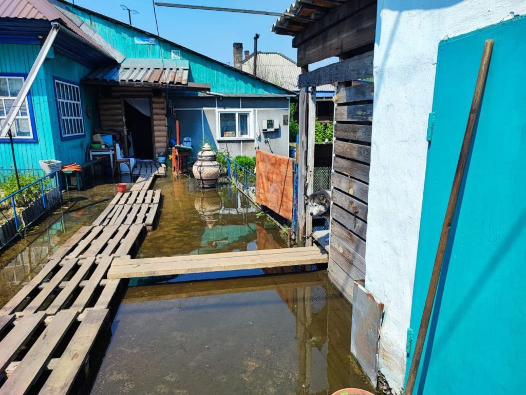 В Новокузнецке грунтовые воды затопили десятки домов