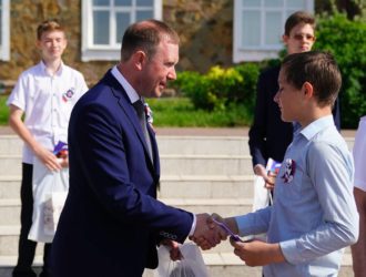 В День России мэр Кемерова вручил паспорта школьникам