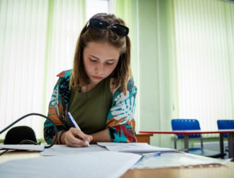 В Кузбассе начали проводить выездные консультации для абитуриентов