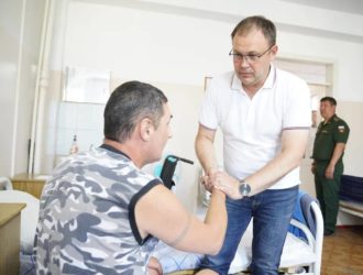 Врио губернатора Кузбасса навестил раненых бойцов в юргинском госпитале