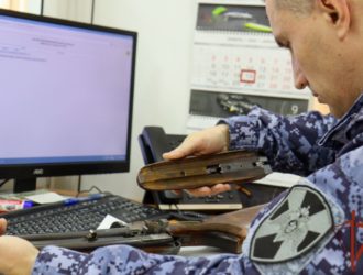 Кузбассовцы передают свои охотничьи ружья бойцам СВО