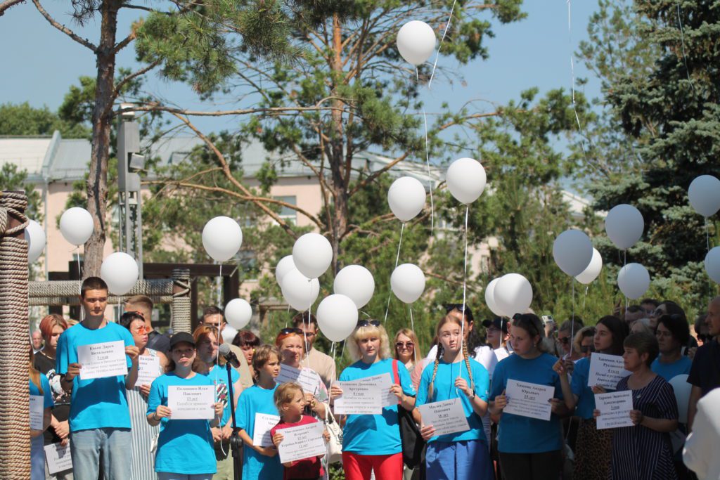 В Кемерове прошла акция в память о детях-жертвах войны в Донбассе (фоторепортаж)