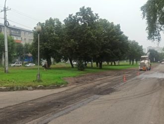 Новокузнечан просят не парковать машины на проезде в центре города