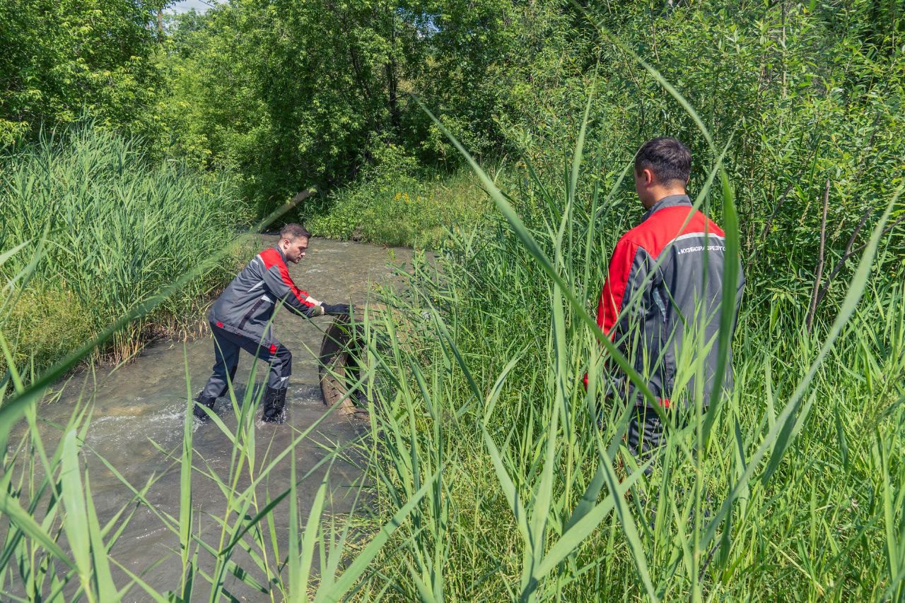 Волонтеры УК «Кузбассразрезуголь» провели экосубботник в рамках акции «Вода России»