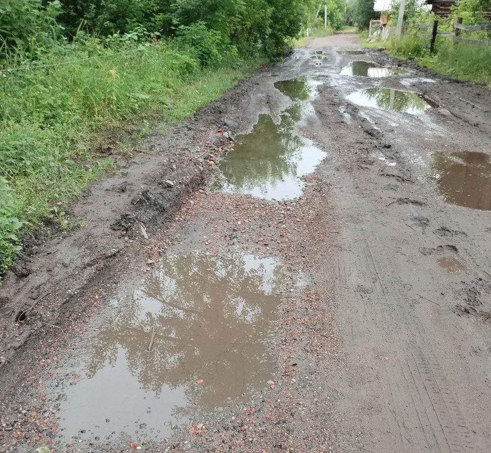 Из-за порыва трубы размыло дорогу и топит дома новокузнечан в посёлке Абагур  