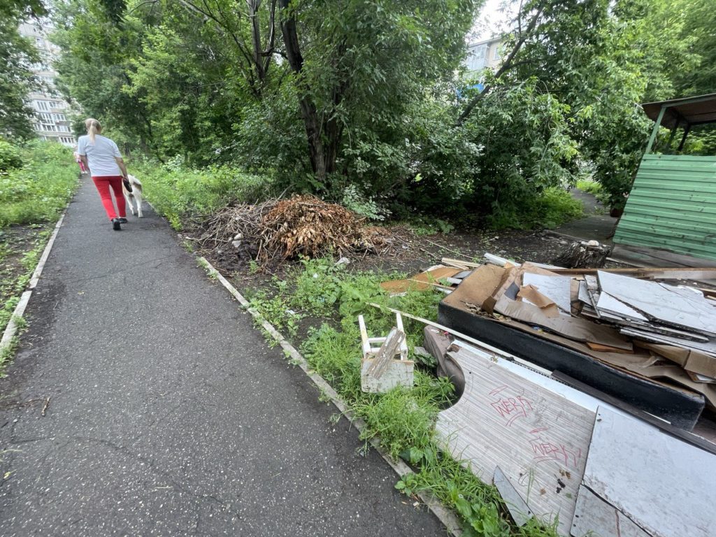 Горы мусора во дворах Новокузнецка возмущают горожан