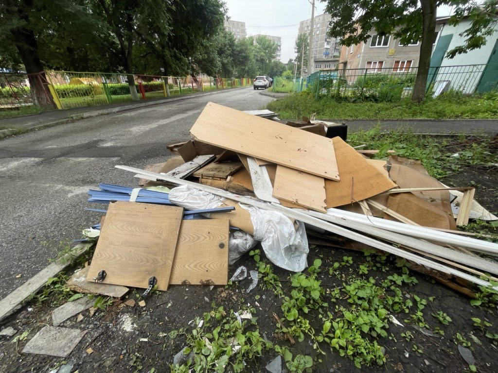 Горы мусора во дворах Новокузнецка возмущают горожан