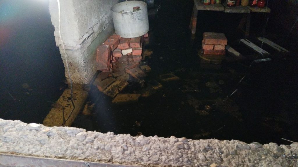 Из-за порыва трубы размыло дорогу и топит дома новокузнечан в посёлке Абагур  