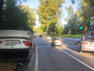 В Кемерове машина перевернулась в ДТП