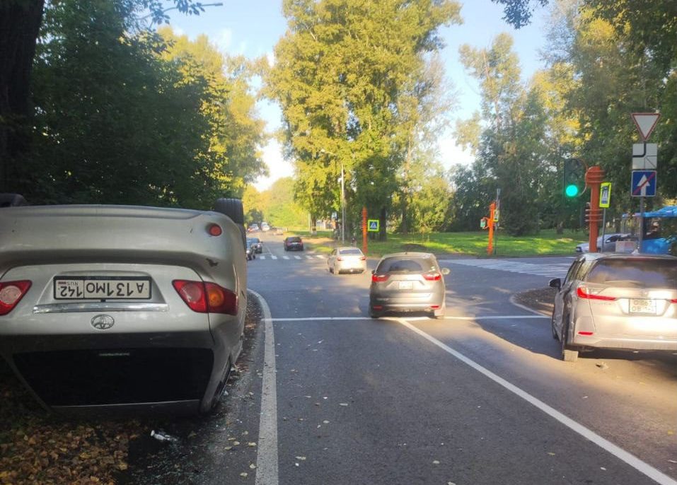 В Кемерове машина перевернулась в ДТП