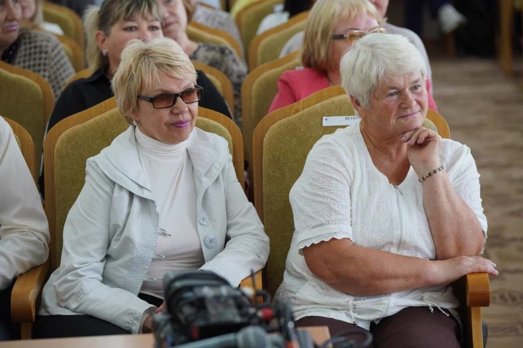 Первые удостоверения многодетным семьям в Кузбассе вручил Илья Середюк