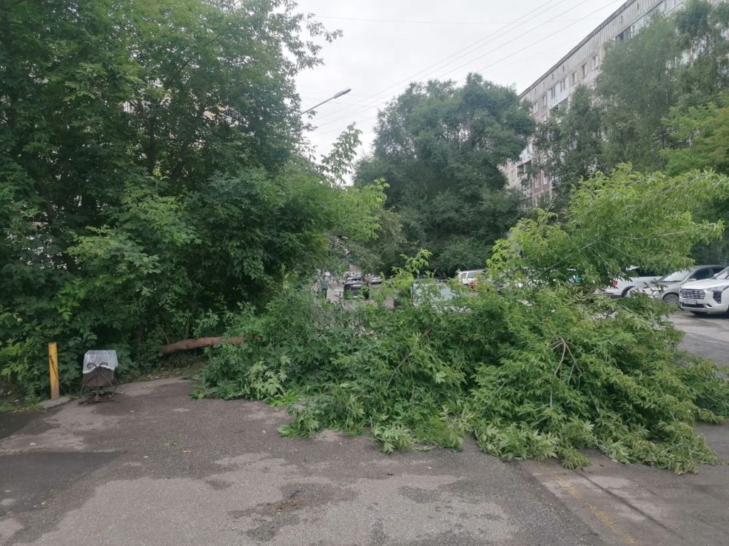 В Новокузнецке до сих пор устраняют последствия ливня