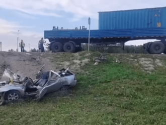 Погибли взрослые и ребенок: в Кузбассе водителю грузовика предъявили обвинение