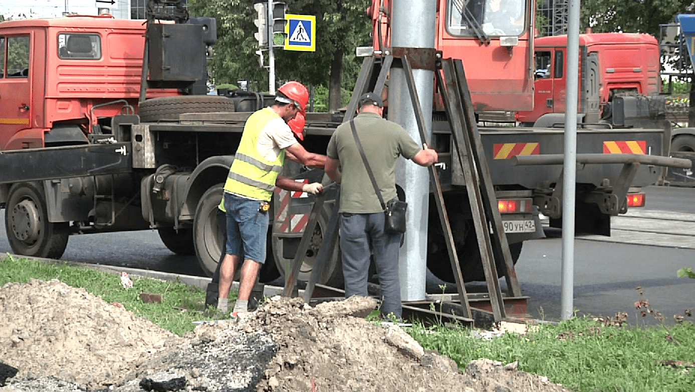 В Новокузнецке на Октябрьском начали устанавливать опоры контактной сети