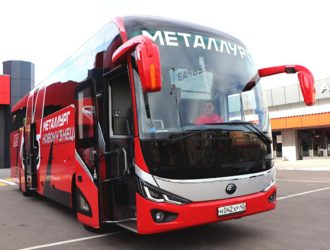 ЕВРАЗ подарил хоккейному клубу «Металлург» в Новокузнецке новый комфортабельный автобус