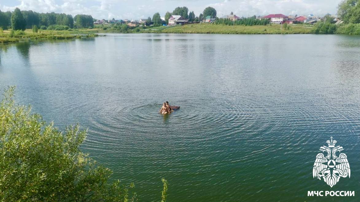 В Кузбассе двое детей чуть не утонули, плавая на самодельном плоту