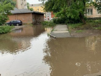 В Новокузнецке до сих пор устраняют последствия ливня