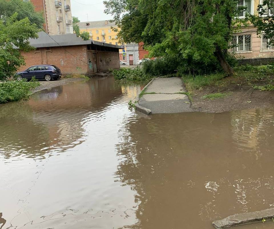 В Новокузнецке до сих пор устраняют последствия ливня