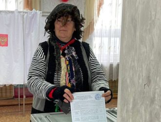 В Тяжинском округе проголосовала Баба-Яга