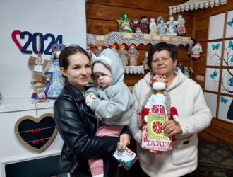 В Тайге избиратели посетили выставку кукол-оберегов