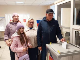 В Тайге семья участника СВО проголосовала на выборах