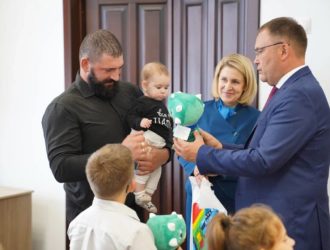 Илья Середюк вручил удостоверения многодетным семьям в Прокопьевском округе