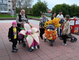 В Белово избиратели пришли на участки с необычными колясками