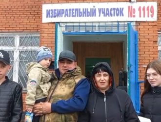В Крапивинском на голосование пришла многодетная семья