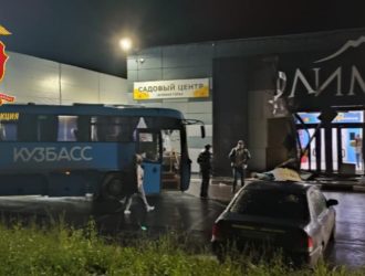 В Анжеро-Судженске пассажирский автобус врезался в торговый центр