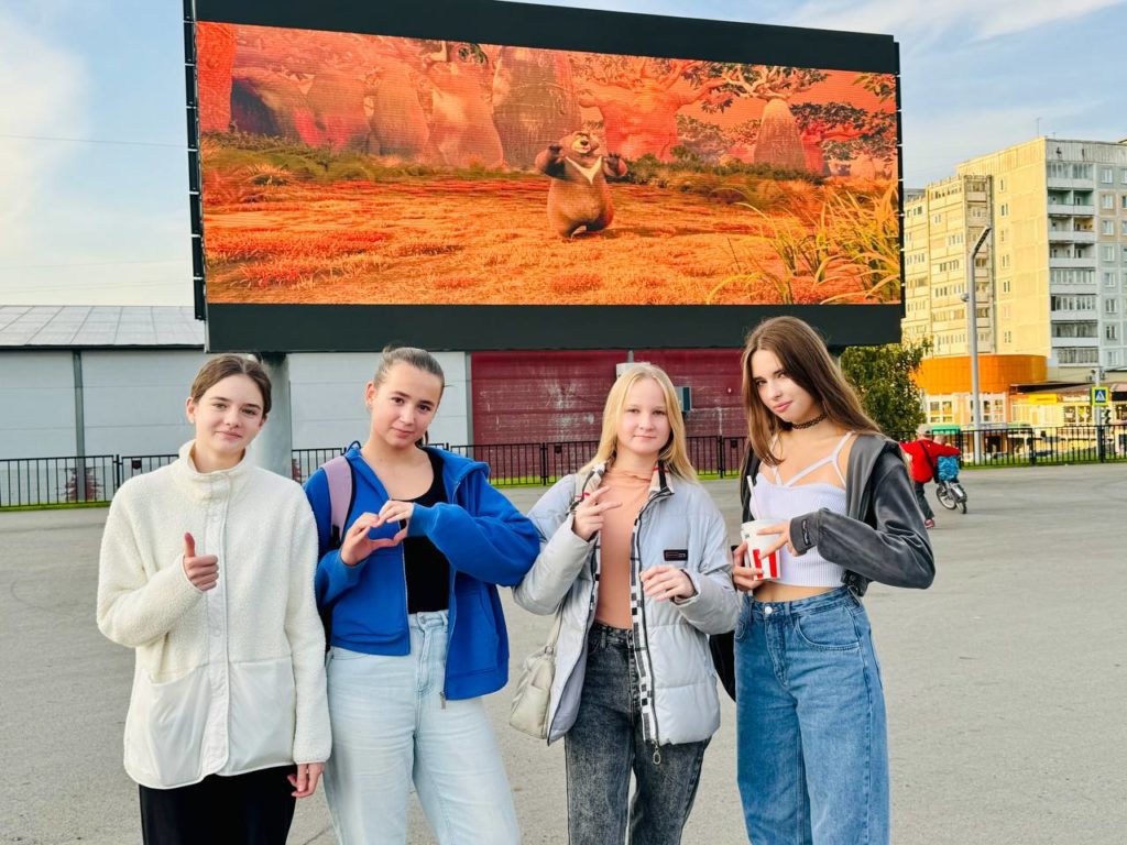 В Новокузнецке на Площади защитников Донбасса проходят семейные кинопоказы