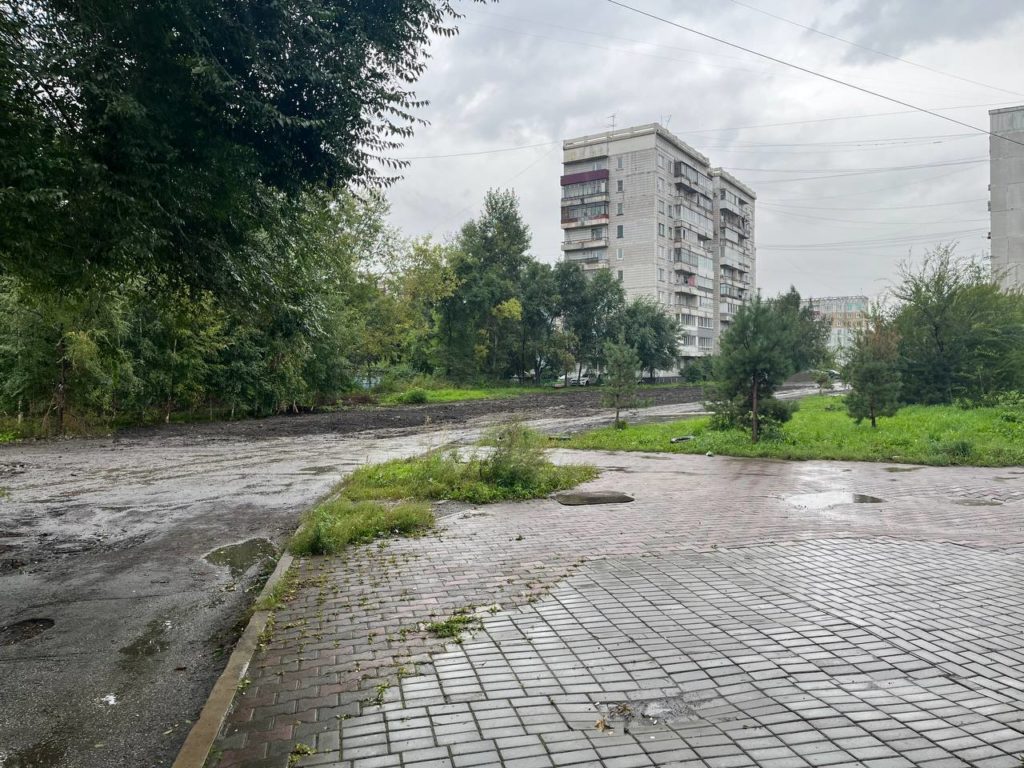 «Грязевое поле» вместо асфальтированной дороги: новокузнечане жалуются на неблагоустроенный участок в центре города