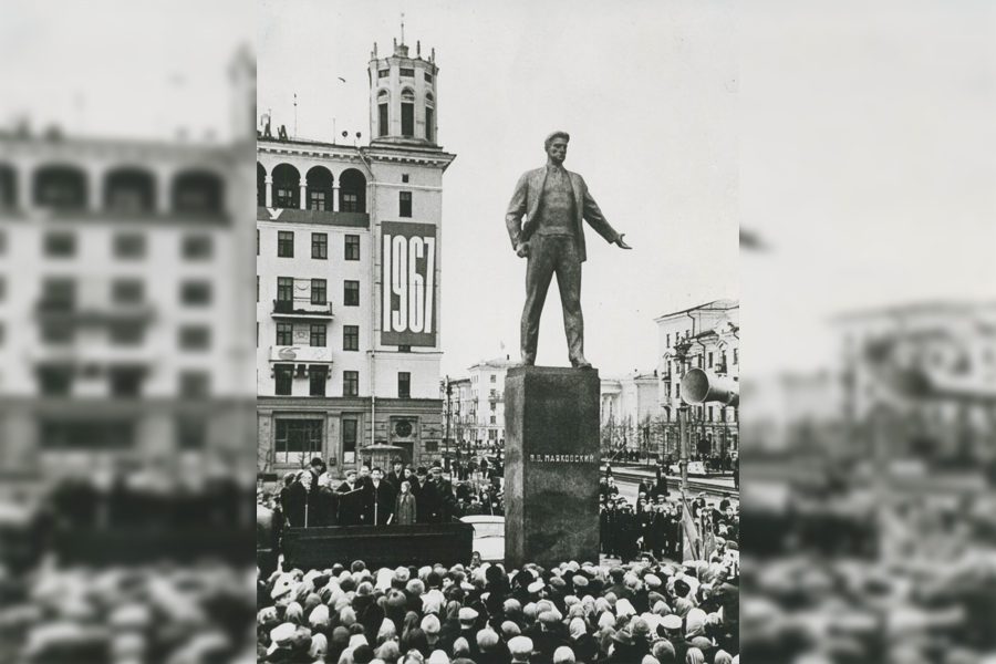 Ретроспектива: памятник Маяковскому в Новокузнецке