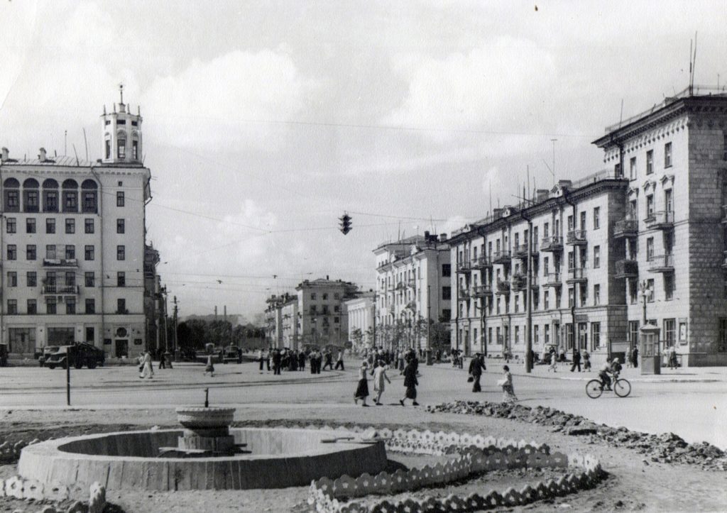 Ретроспектива: памятник Маяковскому в Новокузнецке