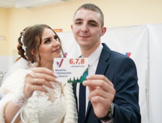 Кемеровчане в день бракосочетания пошли голосовать за губернатора Кузбасса