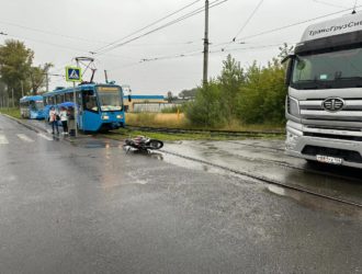 В Новокузнецке мотоциклист без прав совершил наезд на девушку
