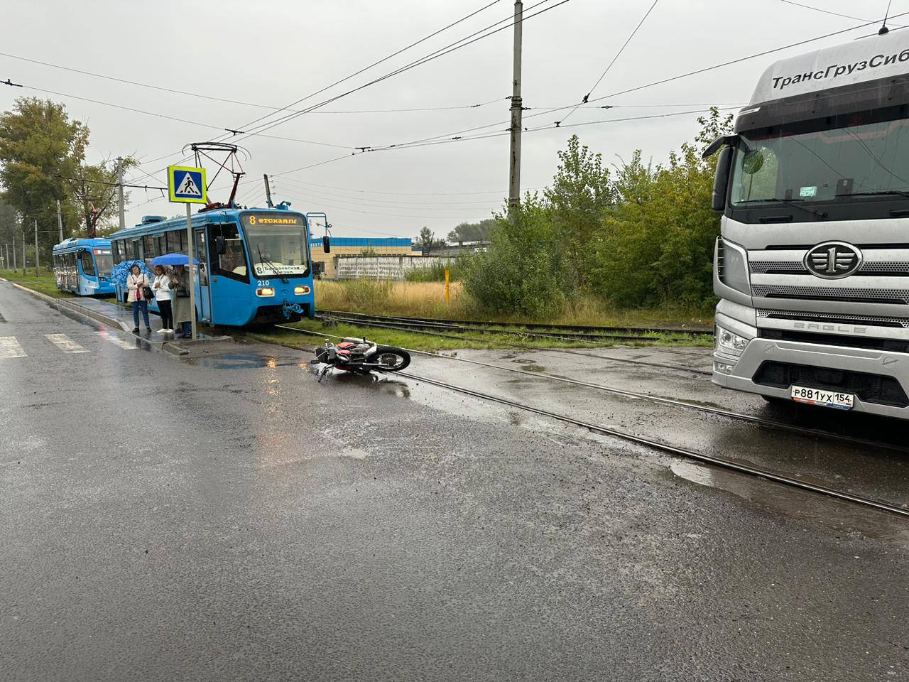 В Новокузнецке мотоциклист без прав совершил наезд на девушку