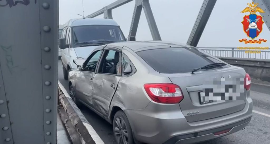 Восемь автомобилей столкнулись в Новокузнецке на Байдаевском мосту