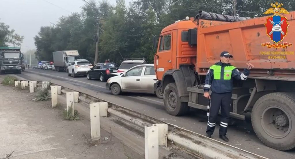 Восемь автомобилей столкнулись в Новокузнецке на Байдаевском мосту