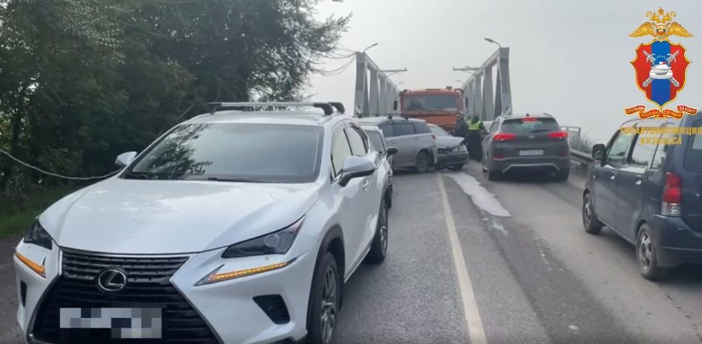 Восемь автомобилей столкнулись в Новокузнецке на Байдаевском мосту